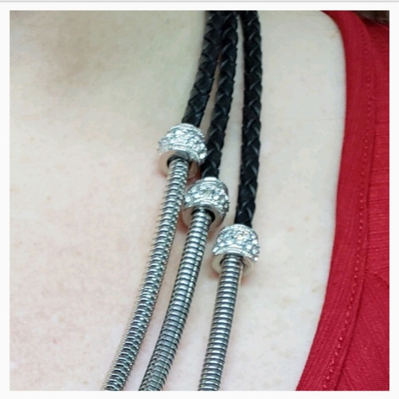 Jewelry - Fashion Jewelry. Black and silver toned necklace